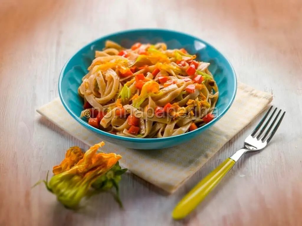 Tagliatelle con fiori di zucca e alici: un primo gustoso