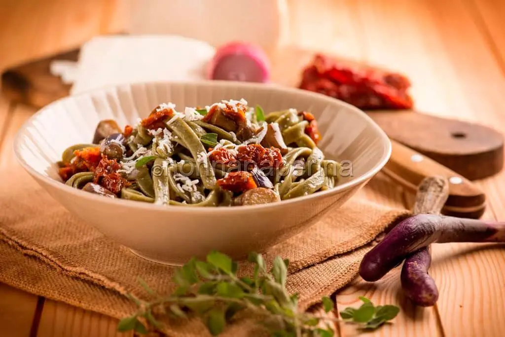 Tagliatelle con melanzane perline e ricotta: piatto sano