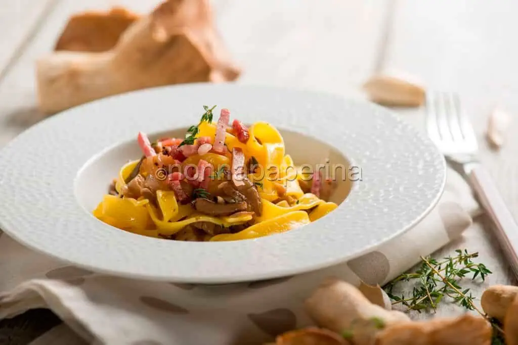 Tagliatelle con speck e cardoncelli, ottimo piatto