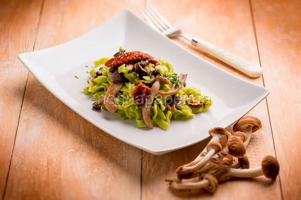 Tagliatelle con sugo di pioppetti e pomodori secchi