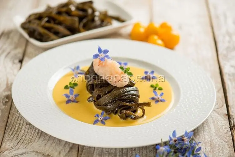 Tagliatelle di mare con tartare di gamberi, un piatto unico