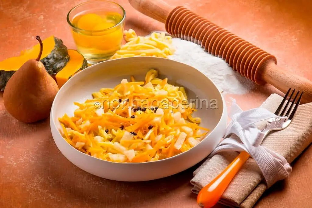 Tagliatelle riso e tapioca con zucca e pere: un’alternativa deliziosa