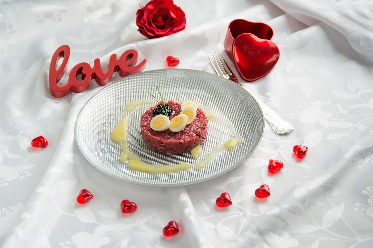 Tartare di bisonte con uova di quaglia, un piatto raffinato