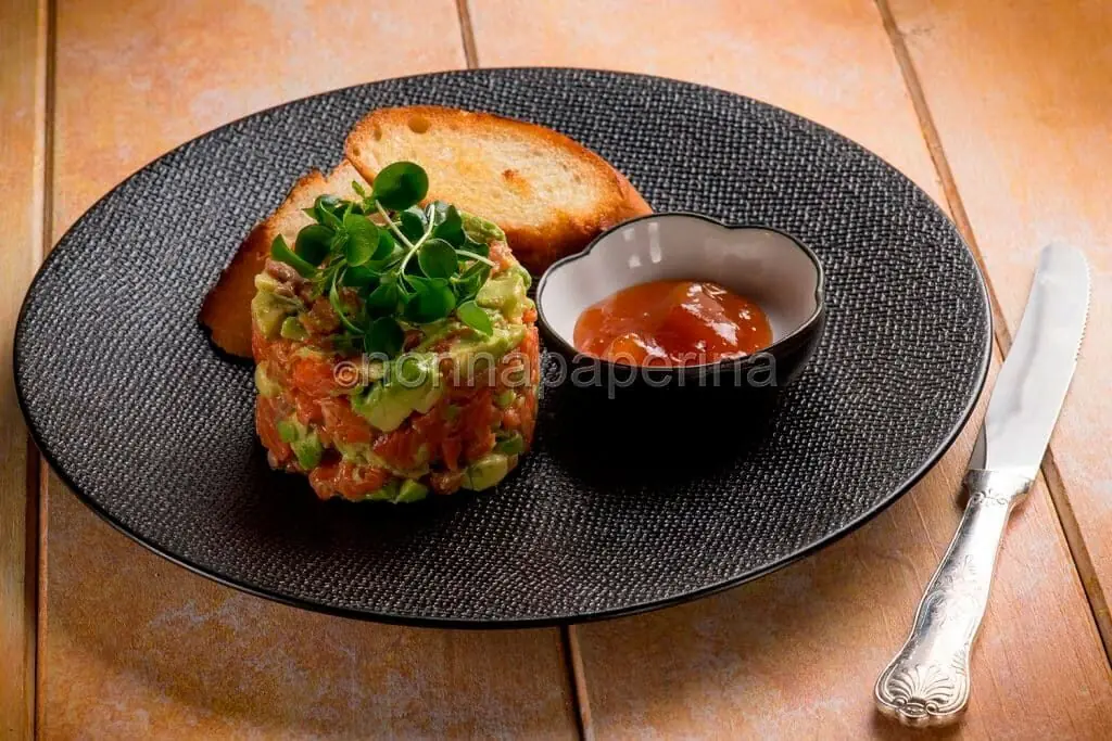 Tartare di salmone e avocado per iniziare bene una cena o un pranzo