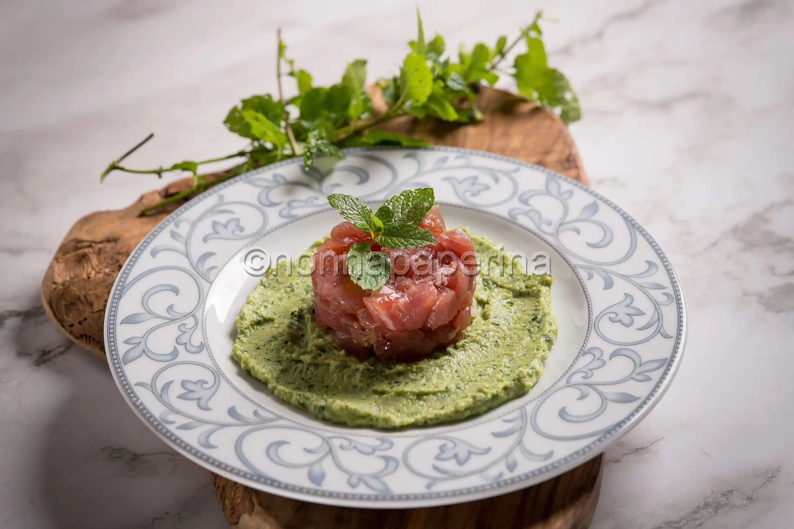 Tartare di tonno con crema di piselli, un secondo leggero