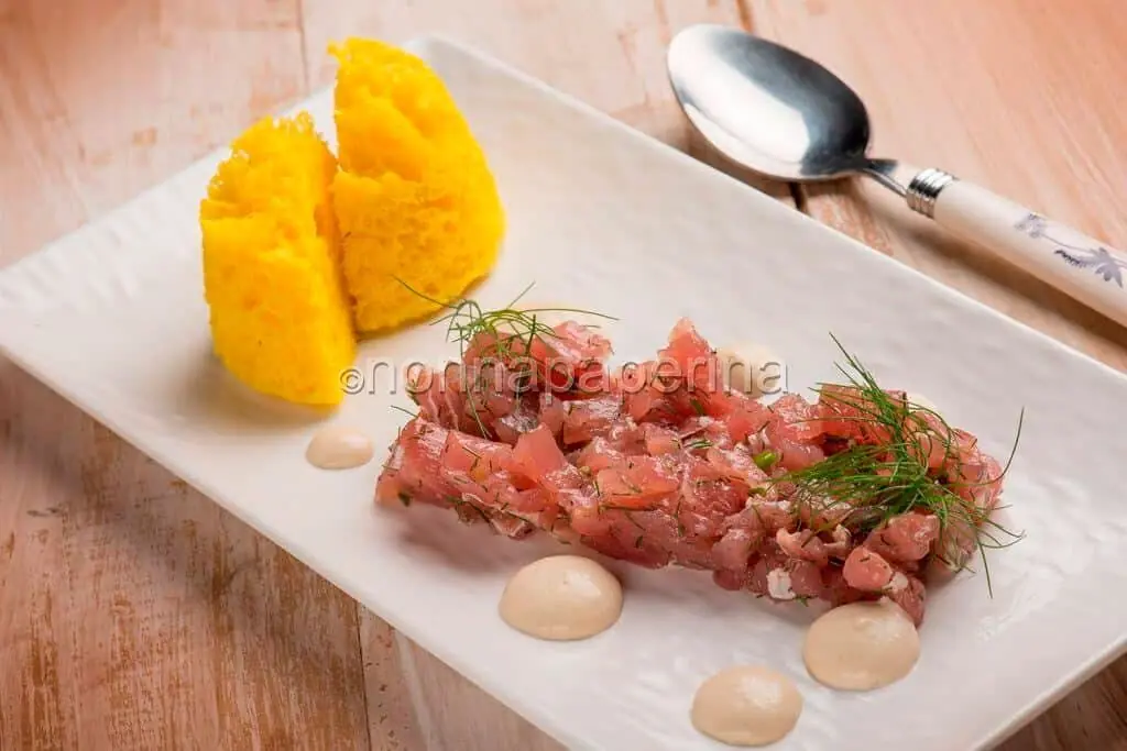 Tartare di tonno con spuma tonnata e spugna allo zafferano, che magia!