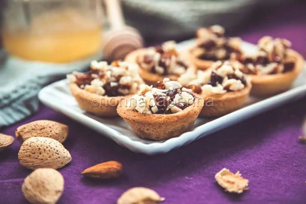 Tartellette con ricotta, mandorle e miele : un mix di dolcezza