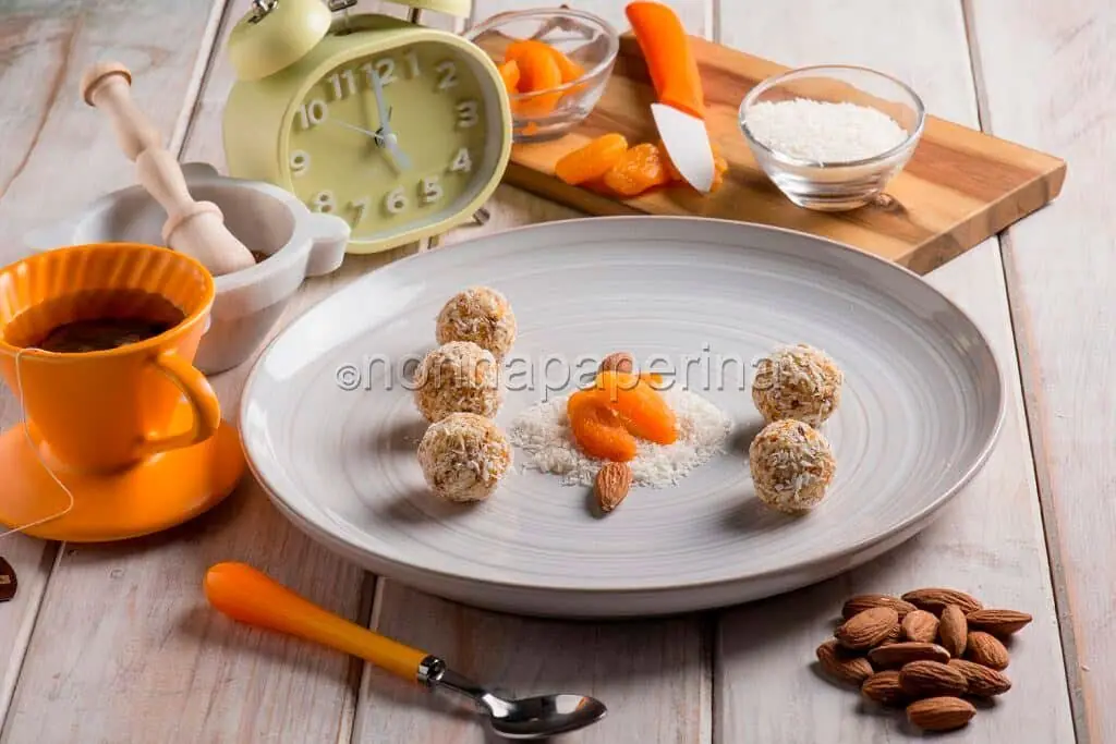 Tartufini di albicocche : piccole delizie in miniatura  e uno tira l’altro