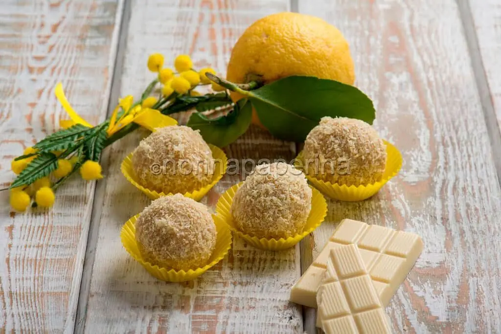 Tartufini di pan di Spagna al cocco per festa della donna