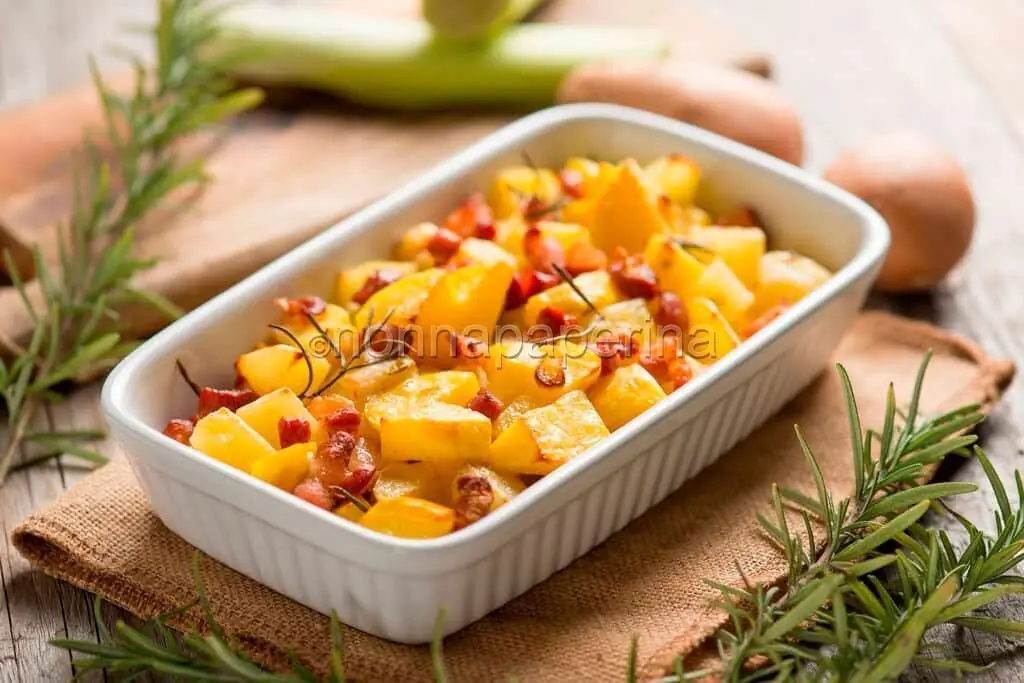 Teglia di patate sfiziose con pancetta e cipolle