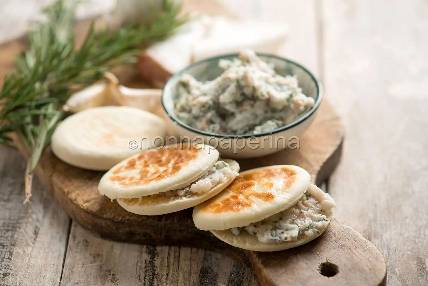 Tigelle con pesto di lardo, uno snack saporito