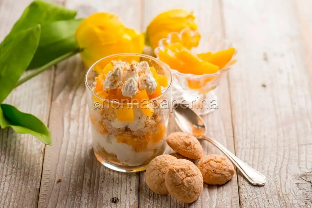 Tiramisù alle pesche sciroppate, il dolce del buonumore