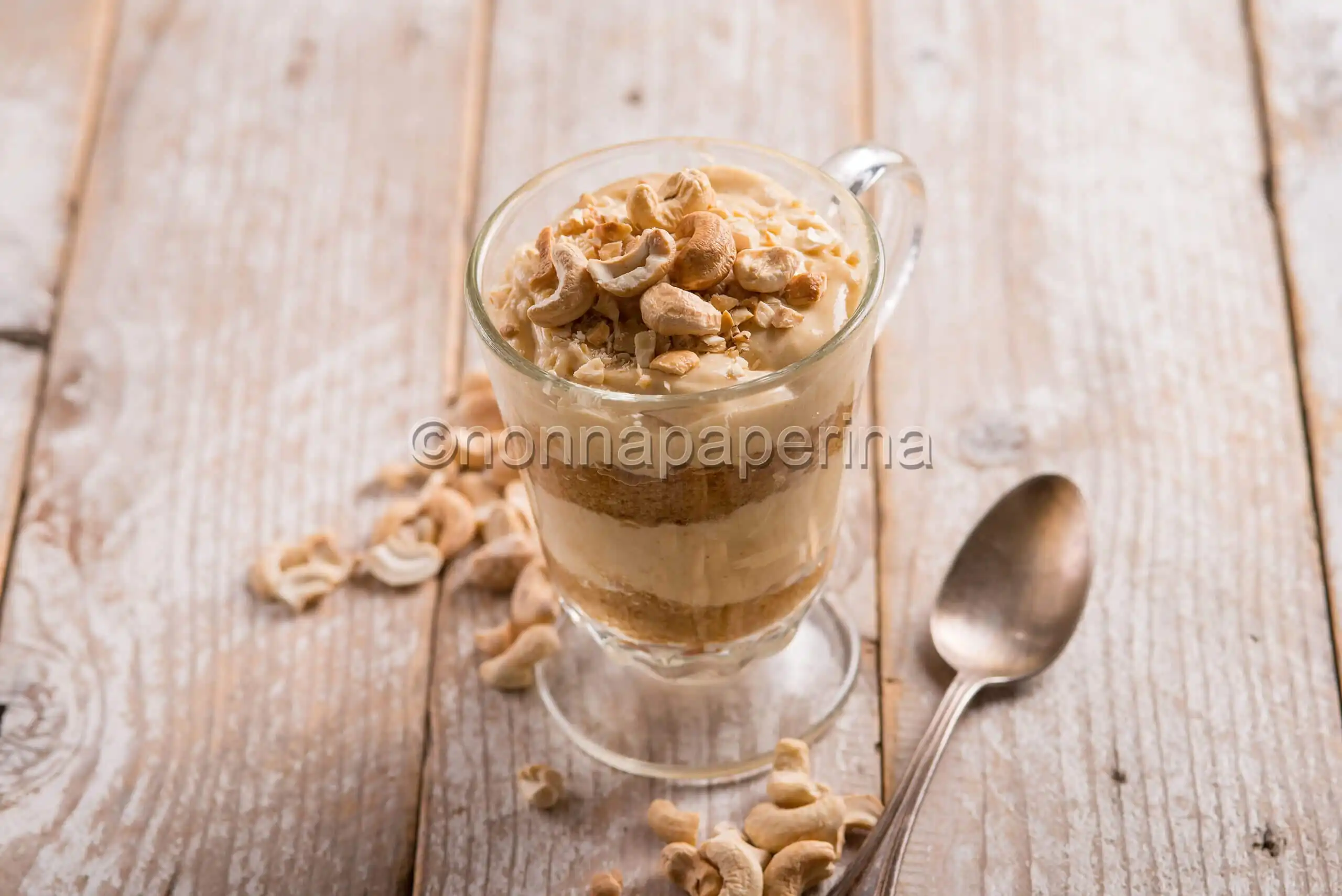 Tiramisù con crema di anacardi, una variante croccante