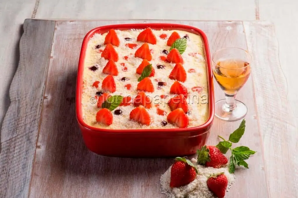 Tiramisù fragole e cocco:  un dolce che conquista al primo assaggio