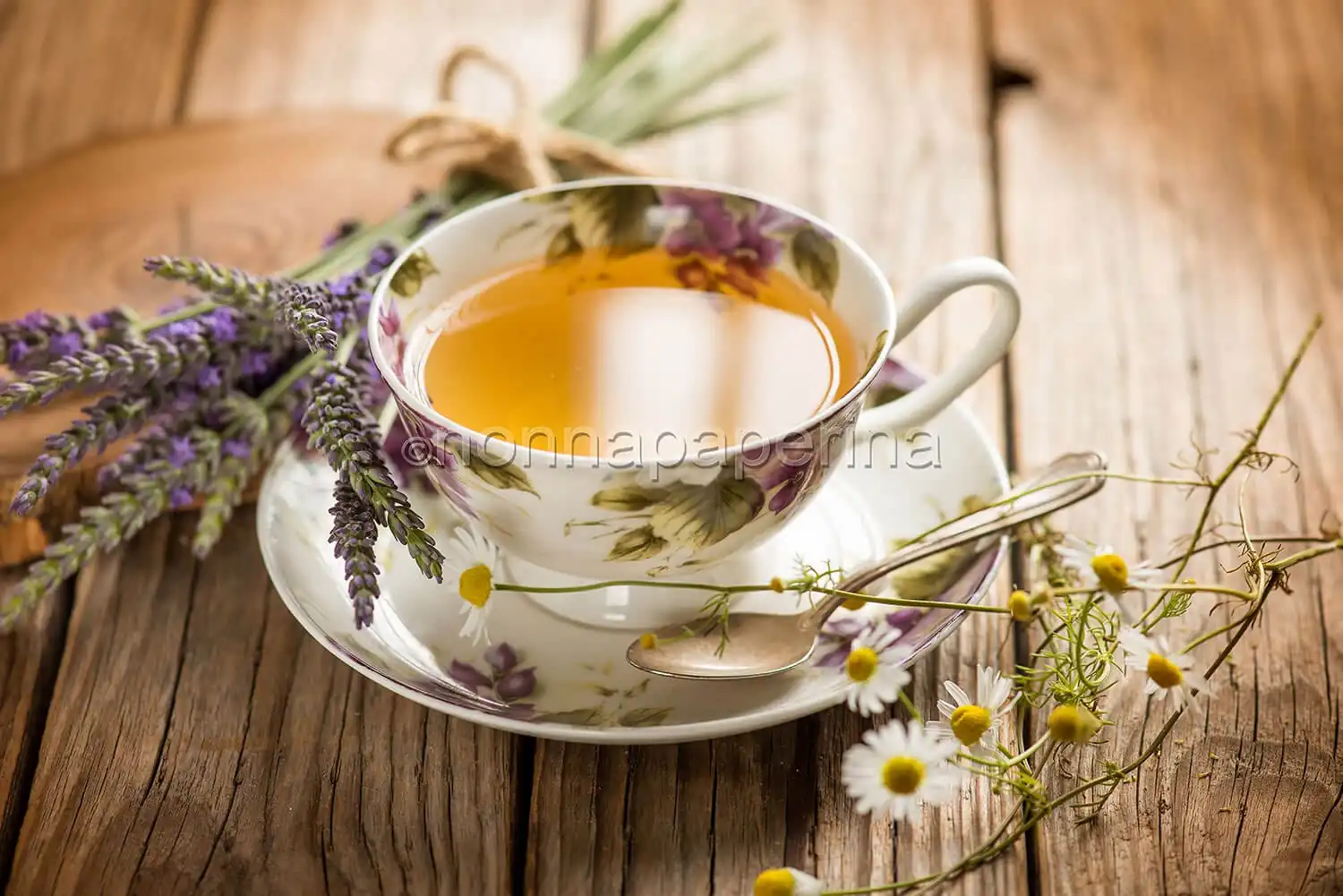 Tisana con camomilla e lavanda, una bevanda salutare