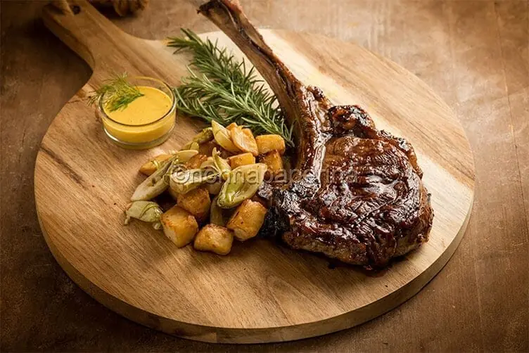 Tomahawk marinata, un secondo che valorizza la carne