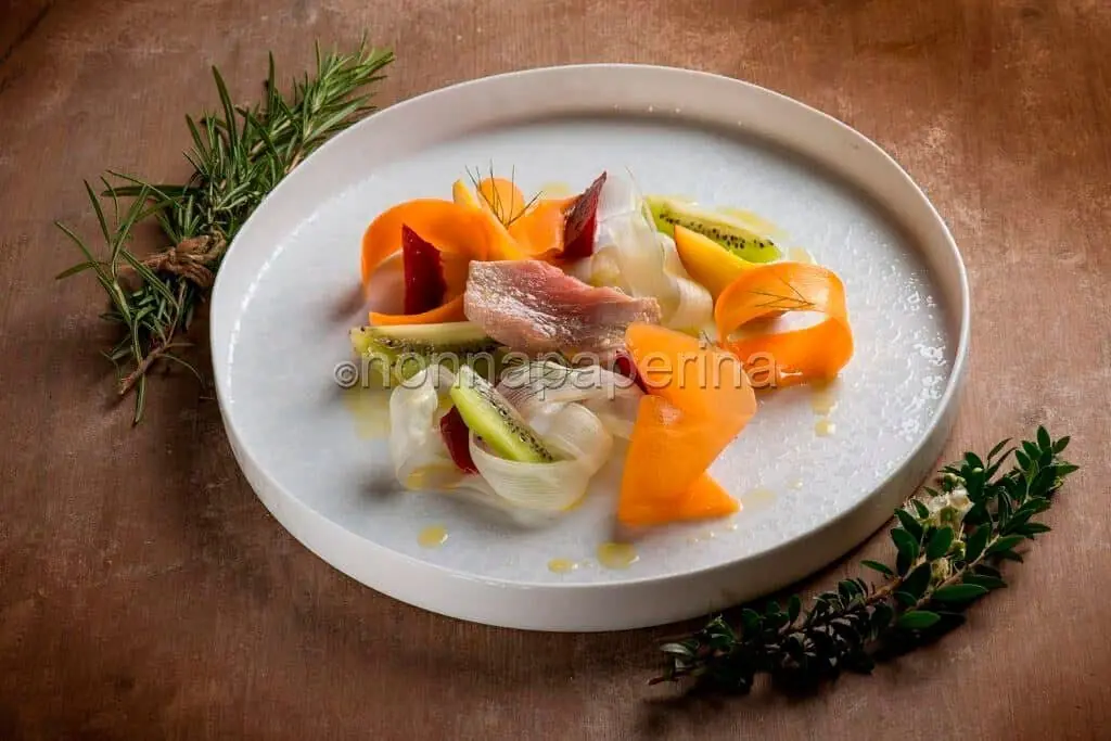 Tonno in vasocottura con insalata di frutta e verdura, un pasto sano sotto vetro!