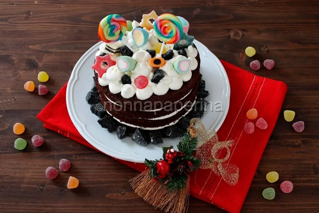 Torta a strati della Befana con caramelle