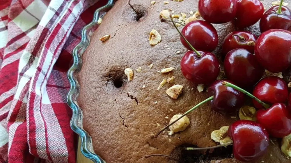 Torta al cacao, yogurt e ciliegie