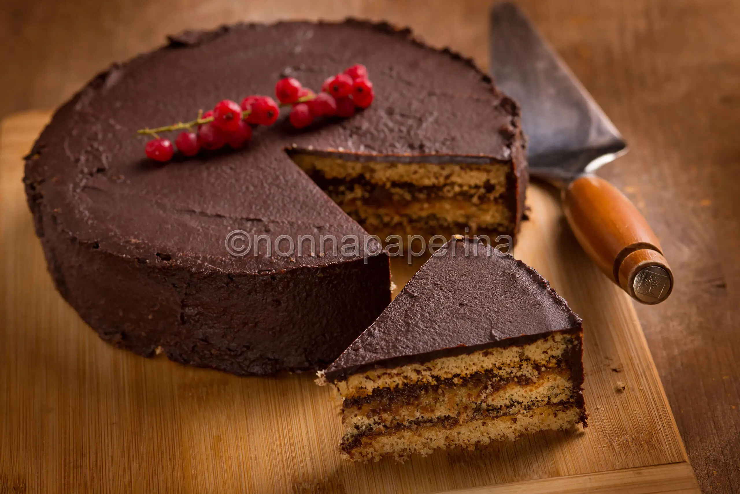 Torta al cioccolato e marmellata, un dolce unico e aromatico
