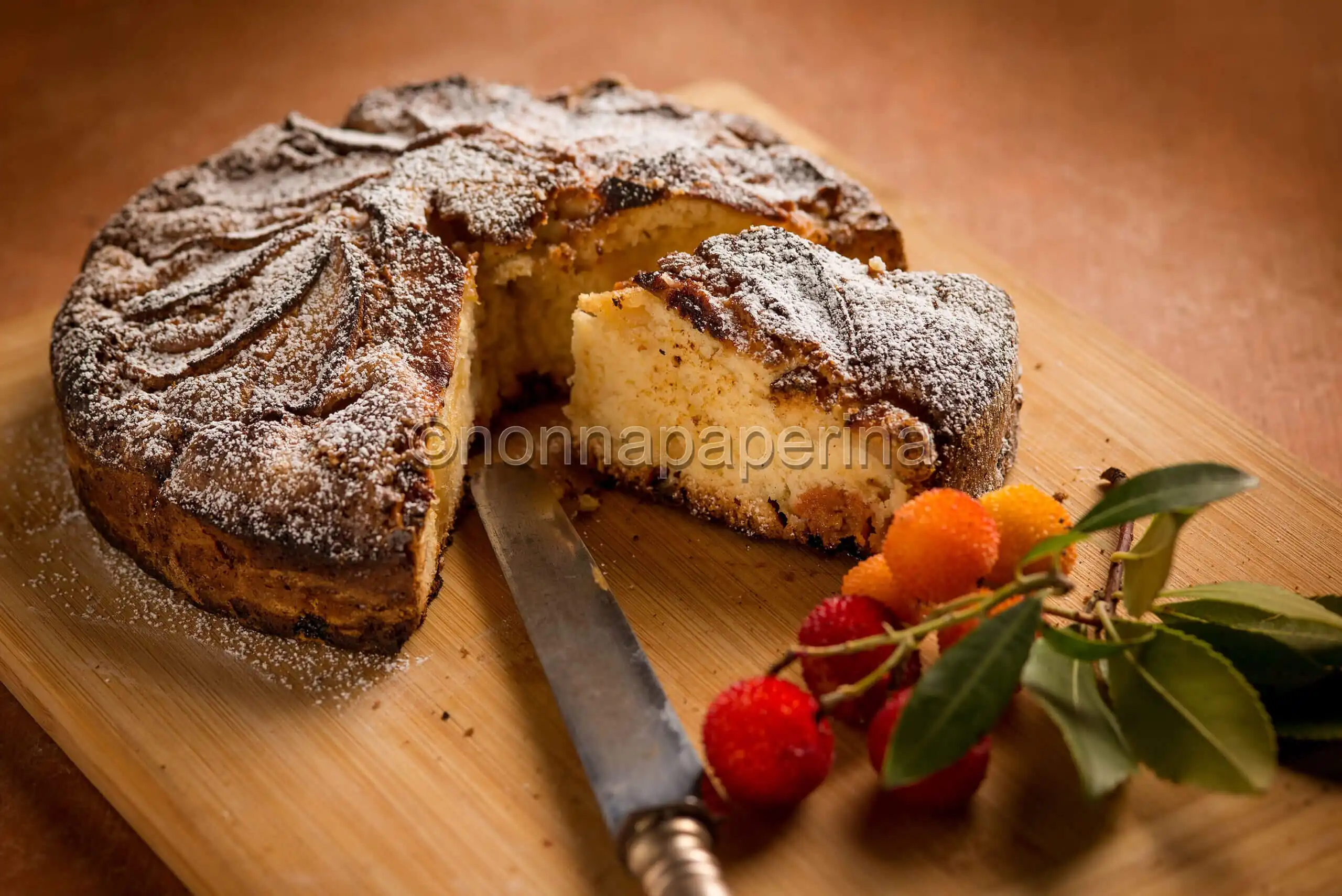 Torta al corbezzolo, una bella variante della torta di mele