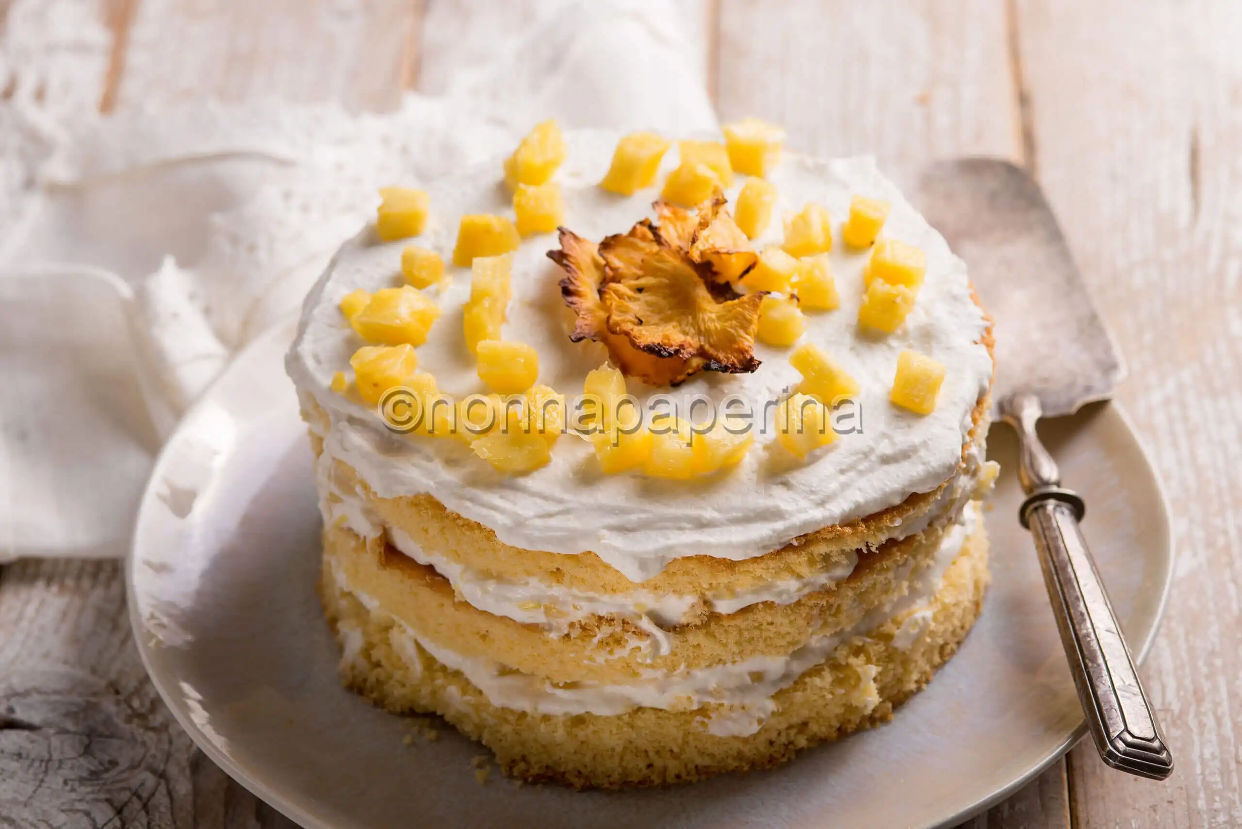 Torta al limoncello e ananas, una cake farcita per l’estate