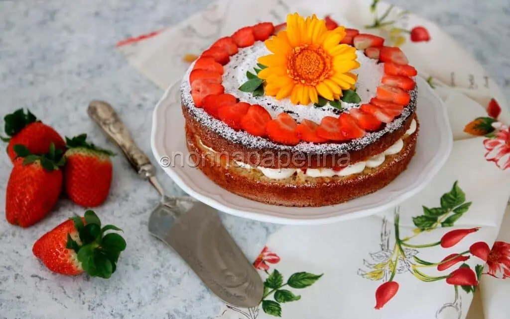 Torta alla crema e fragole per la festa della mamma