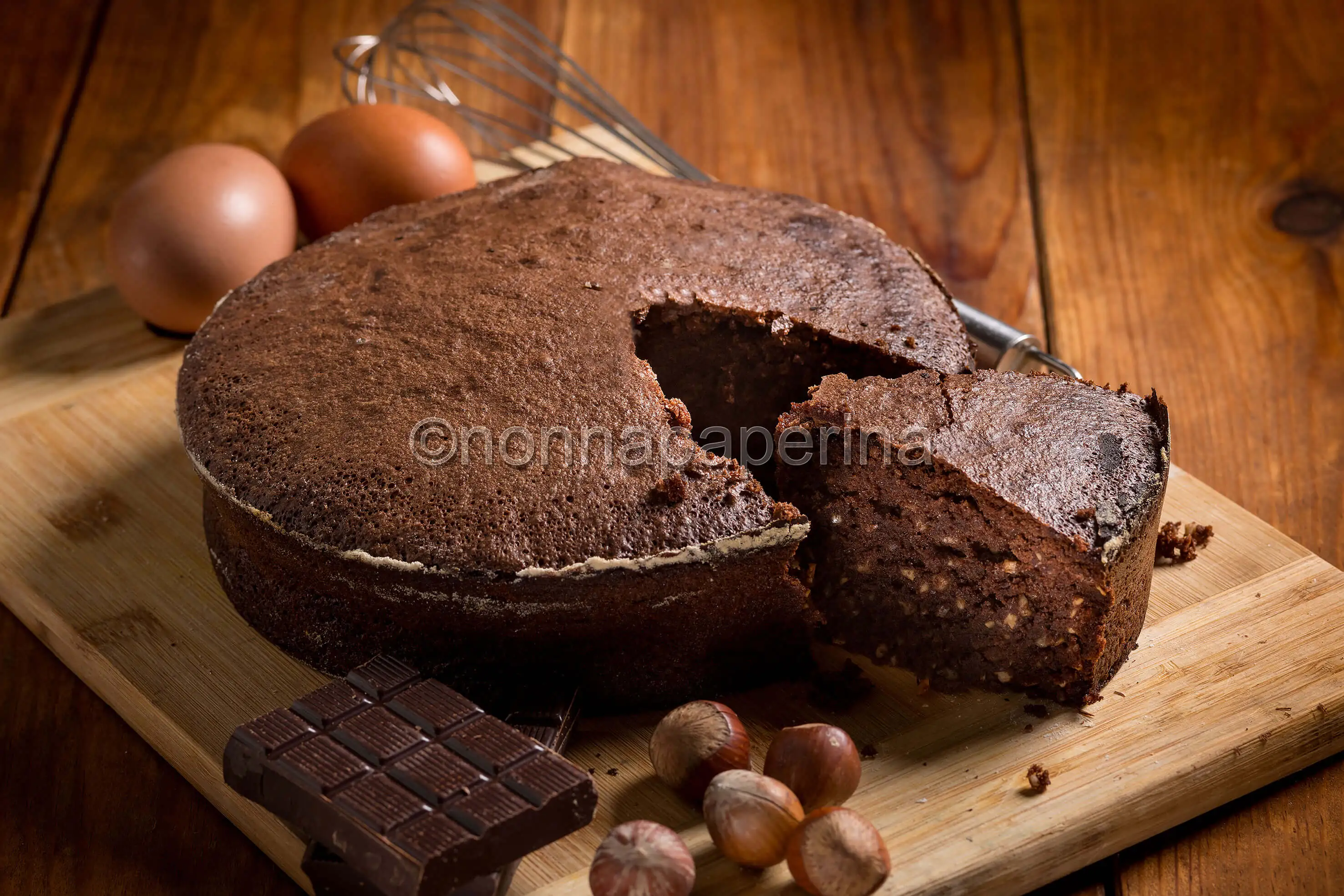 Torta caprese alle nocciole, un dolce morbido e croccante