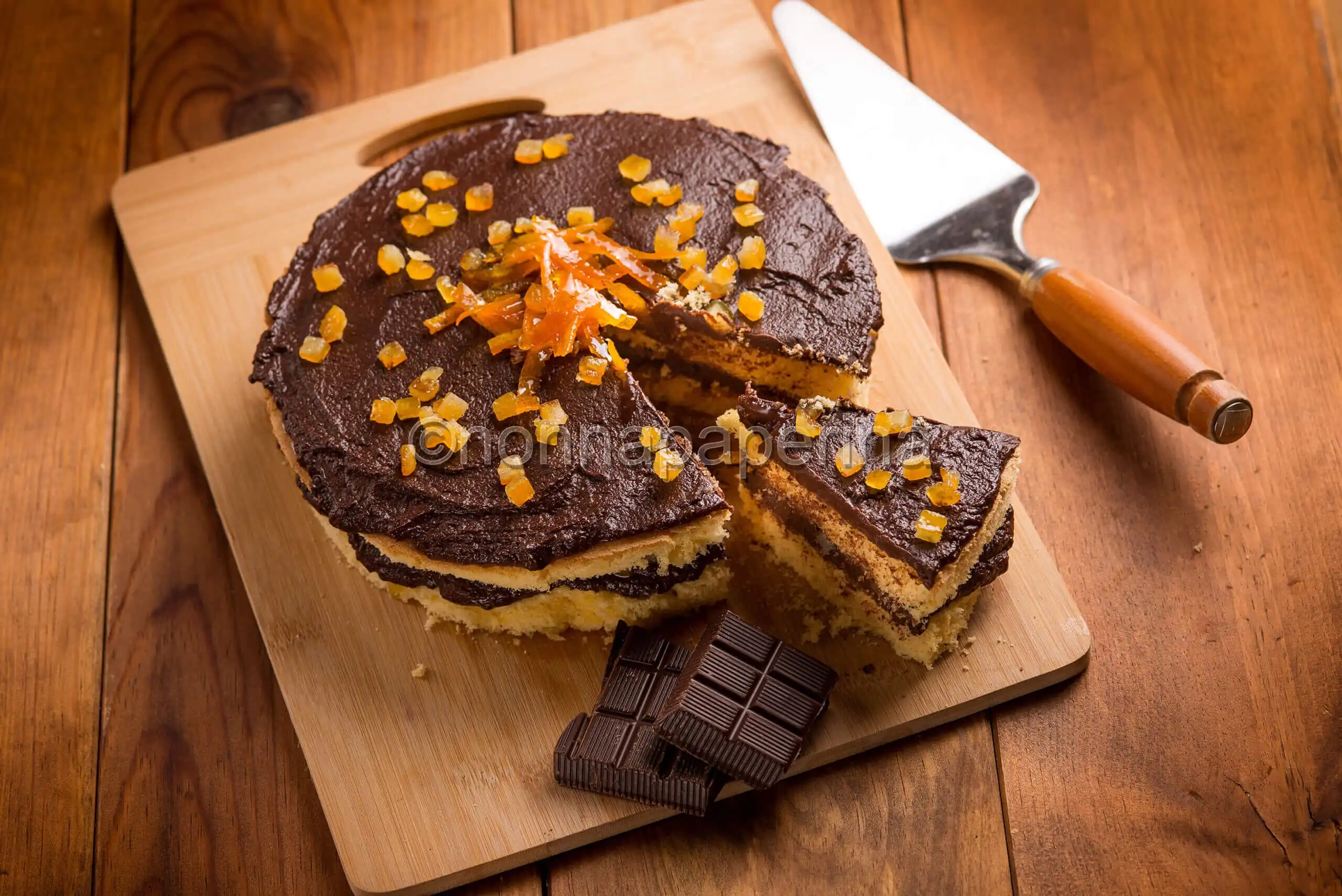 Torta con cremoso al cioccolato, una morbida delizia