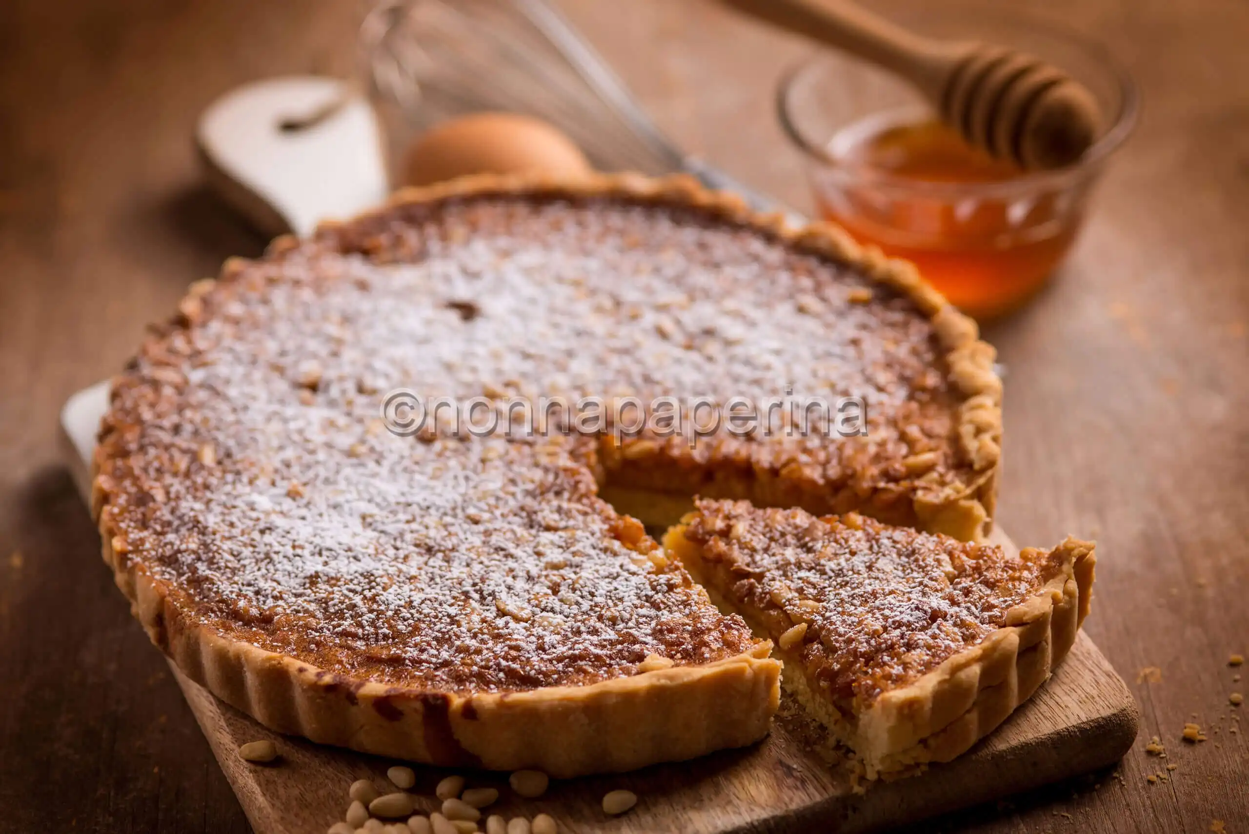 Torta con pinoli e miele, una torta ricca di gusto e genuina