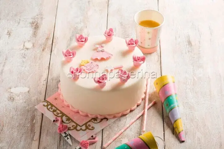 Torta di compleanno per bambine, una delizia in pasta da zucchero