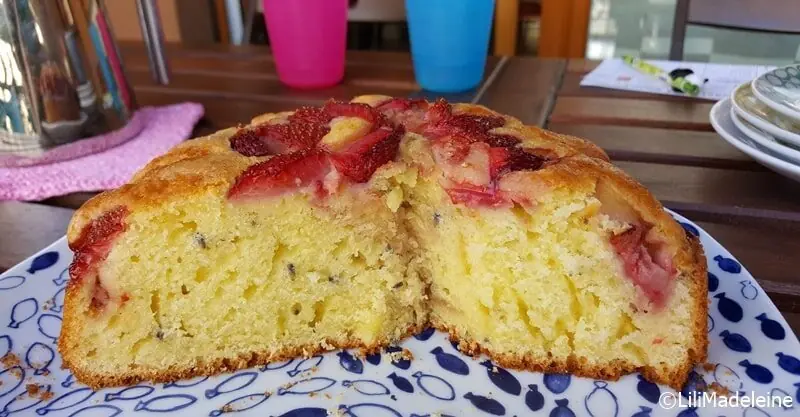 Torta di fragole, yogurt greco e lavanda: ricetta semplice per un dolce morbido