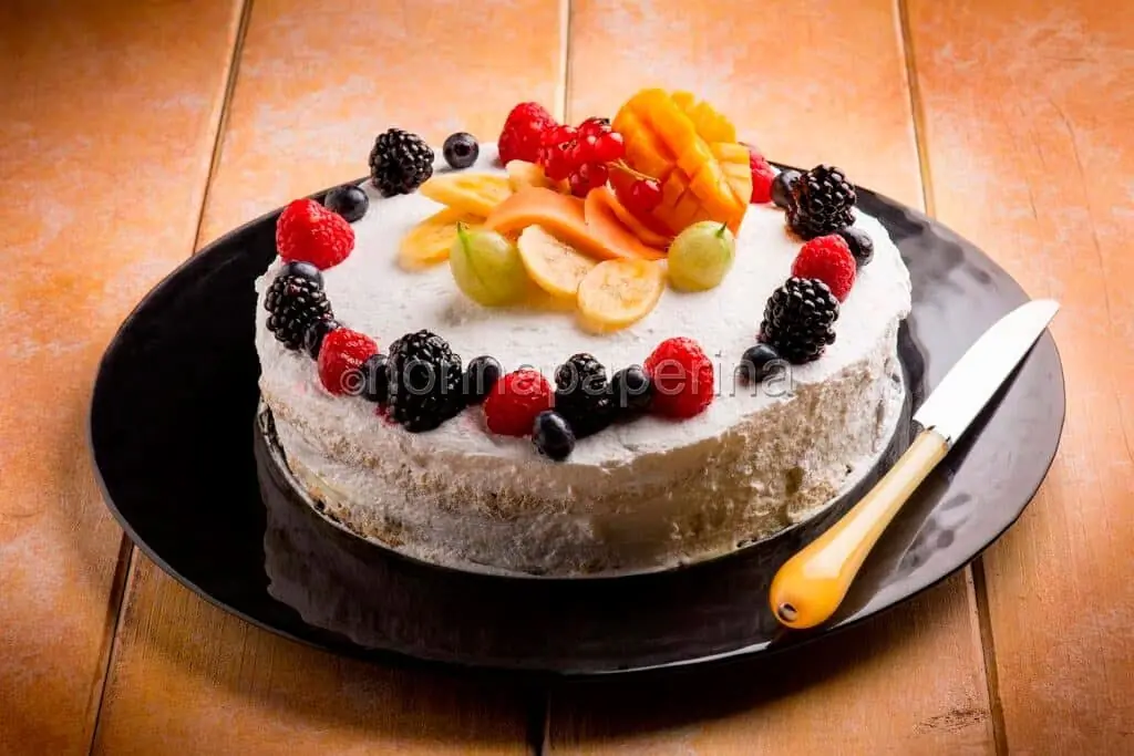 Torta panna e frutta mista: il buono della frutta e della panna insieme