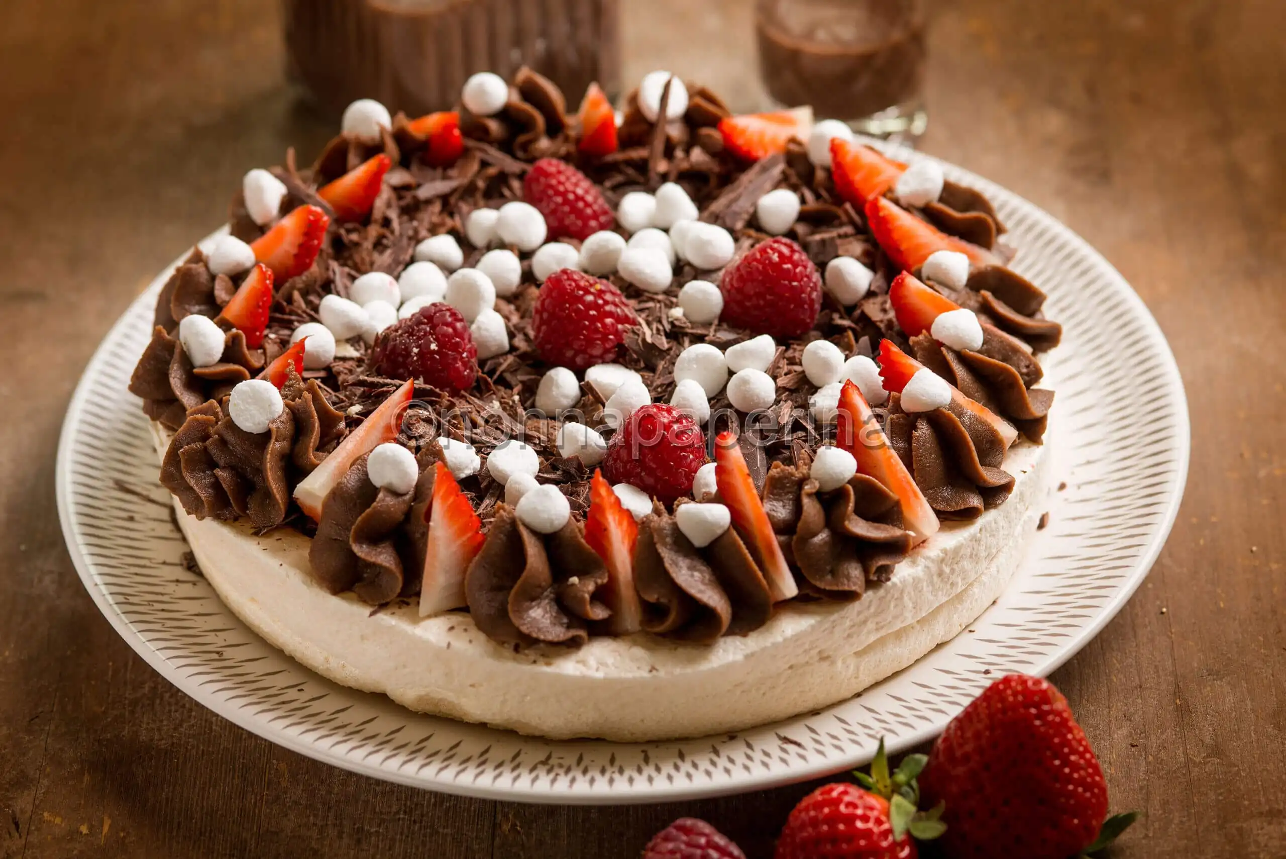 Torta pavlova al cioccolato e fragole, un dolce sontuoso per la festa del Papà
