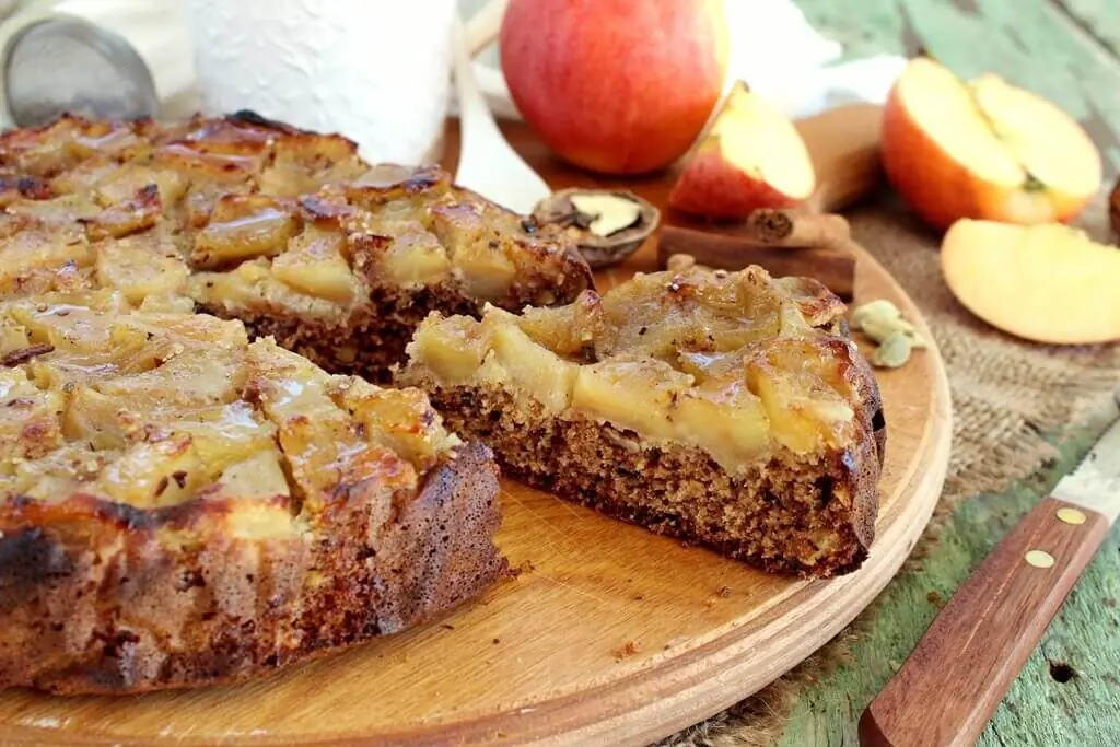 Torta rovesciata alle mele e spezie: l’originalità è benvenuta a tavola!