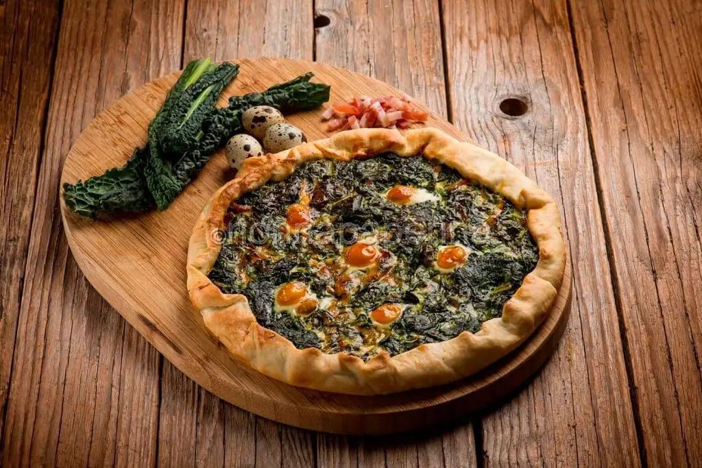 Torta salata con cavolo nero, speck e uova di quaglia