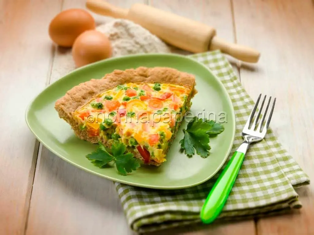 Torta salata con mix di ortaggi per il pranzo di oggi