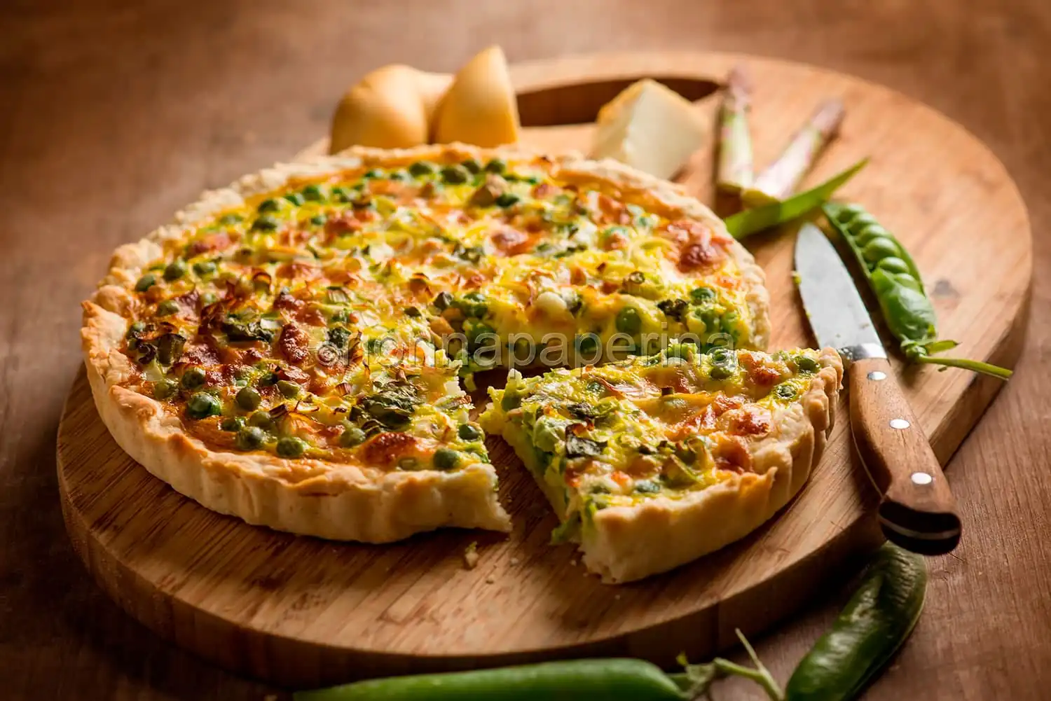 Torta salata con piselli e asparagi, una ricca merenda