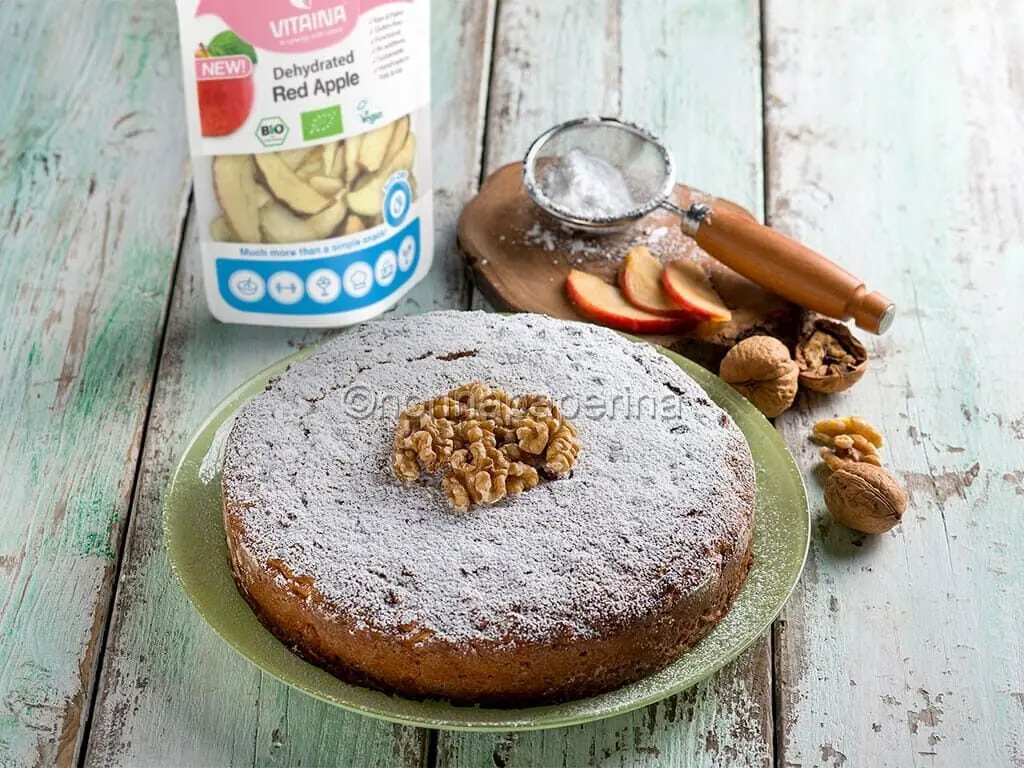 Torta soffice con mele e noci, un dolce squisito e delicato