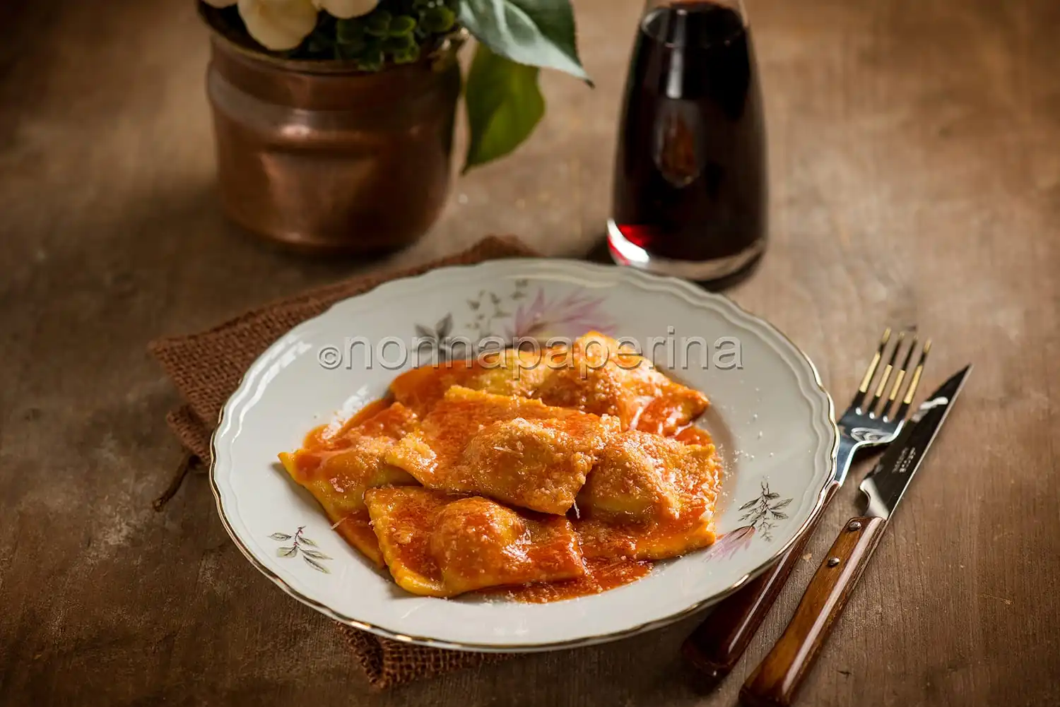 Tortelli di Parma al sugo, piatto semplice e rustico