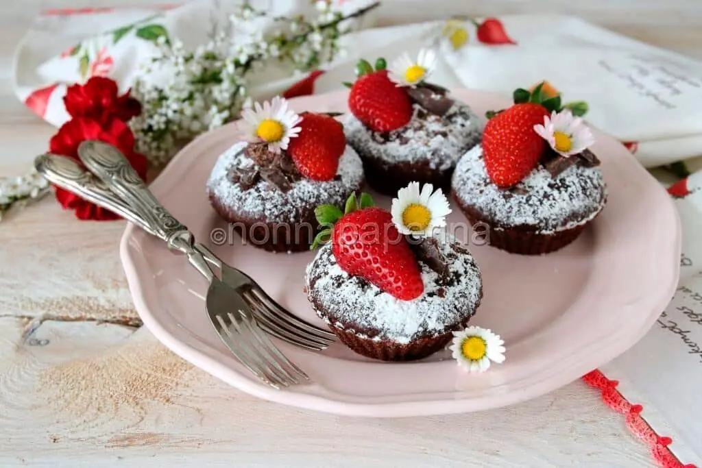 Tortini alla nocciola, cacao e fragole per la festa della mamma