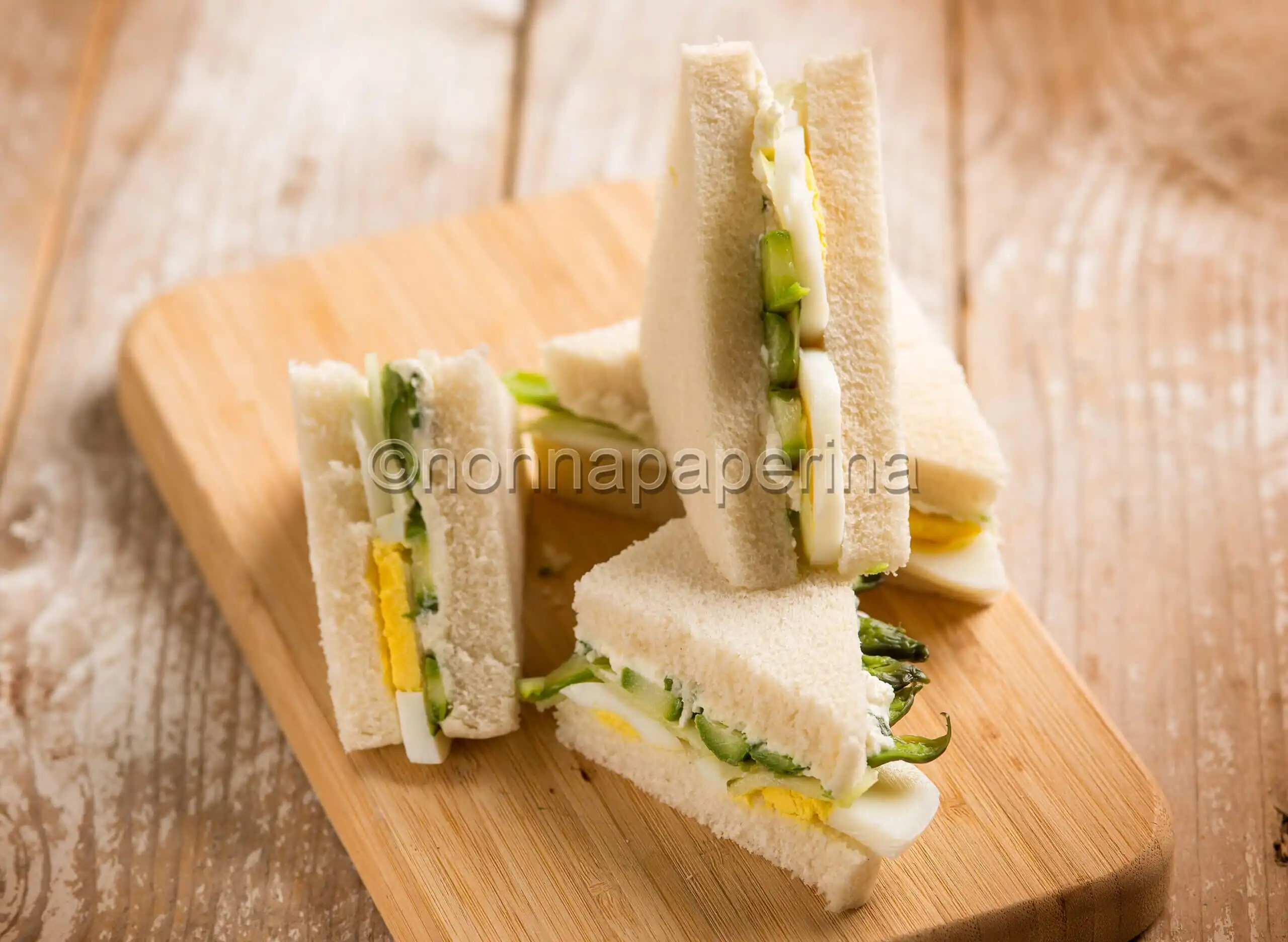 Tramezzini con uova sode e asparagi, uno spuntino ricco