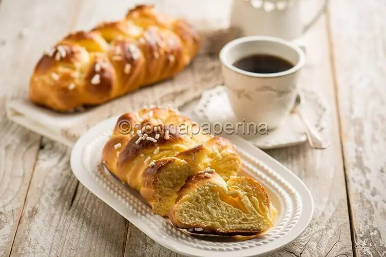 Treccia dolce con uvetta e canditi, un dolce per Pasqua