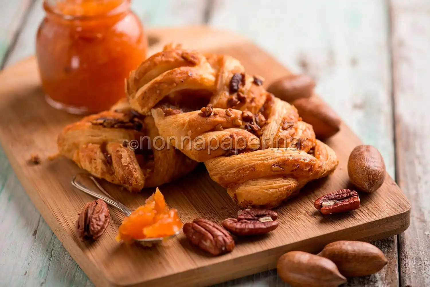 Treccine con mele cotogne giapponesi, una dolce fusione