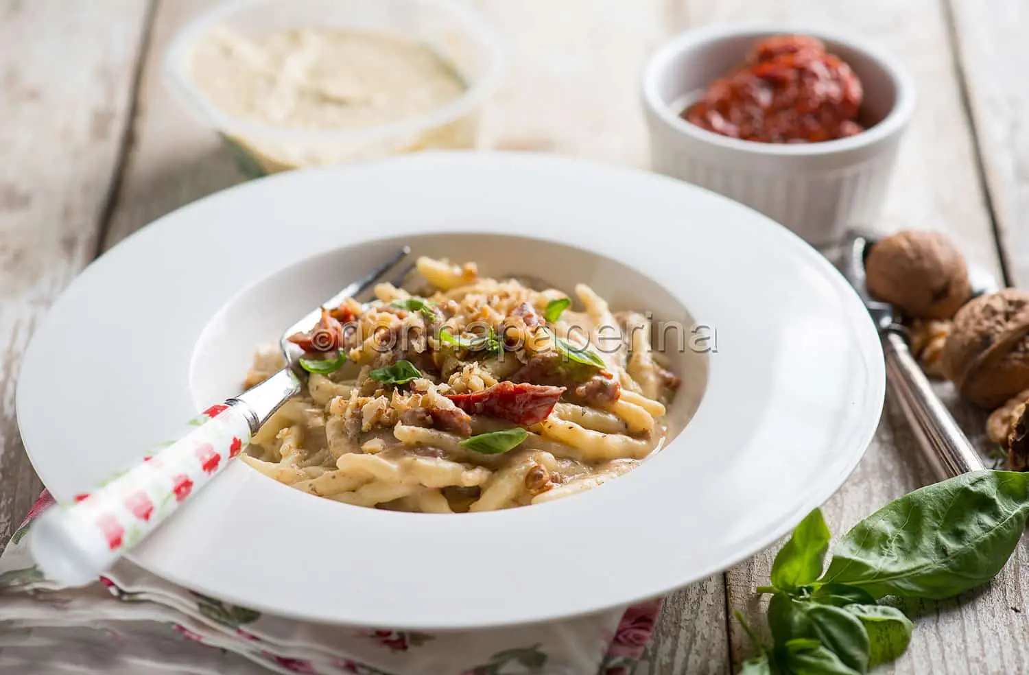 Trofie con hummus di ceci alle erbe, primo primaverile