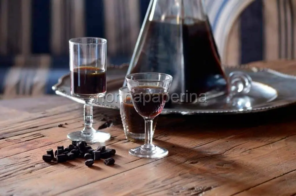 Un bicchierino di liquore alla liquirizia: un assaggio di salute e bontà