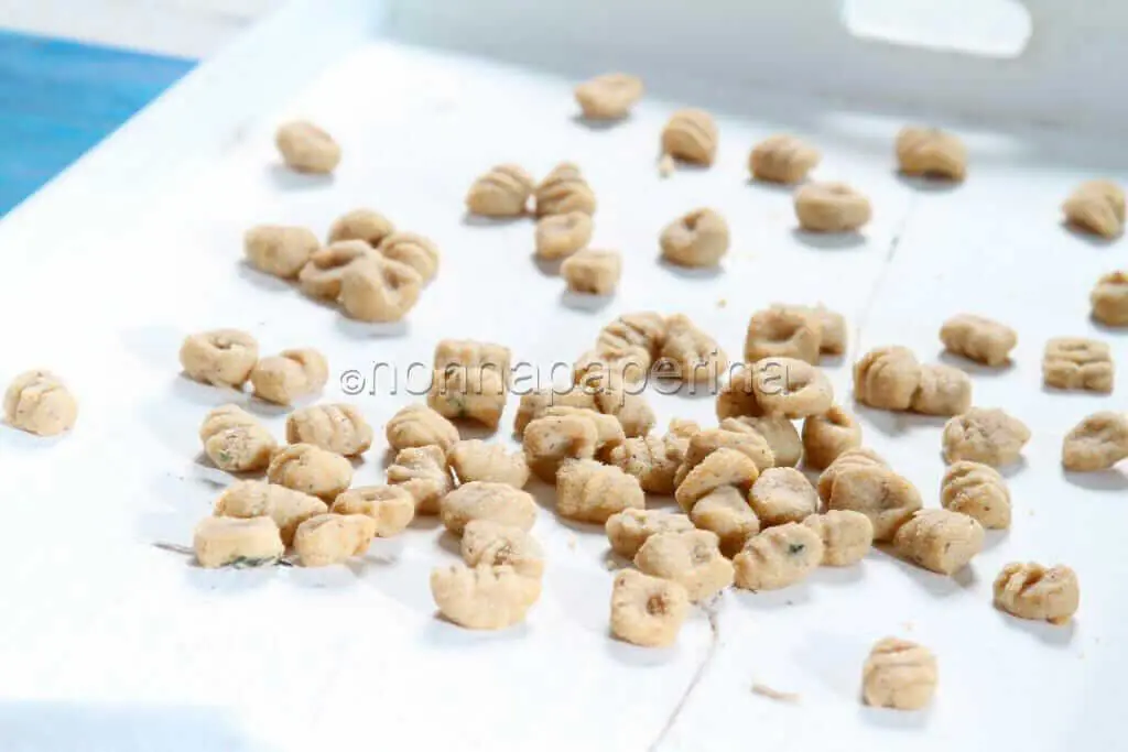 Un piatto di gnocchi di pane alla farina di castagne, sorgo e noci: un pieno di gusto e benefici