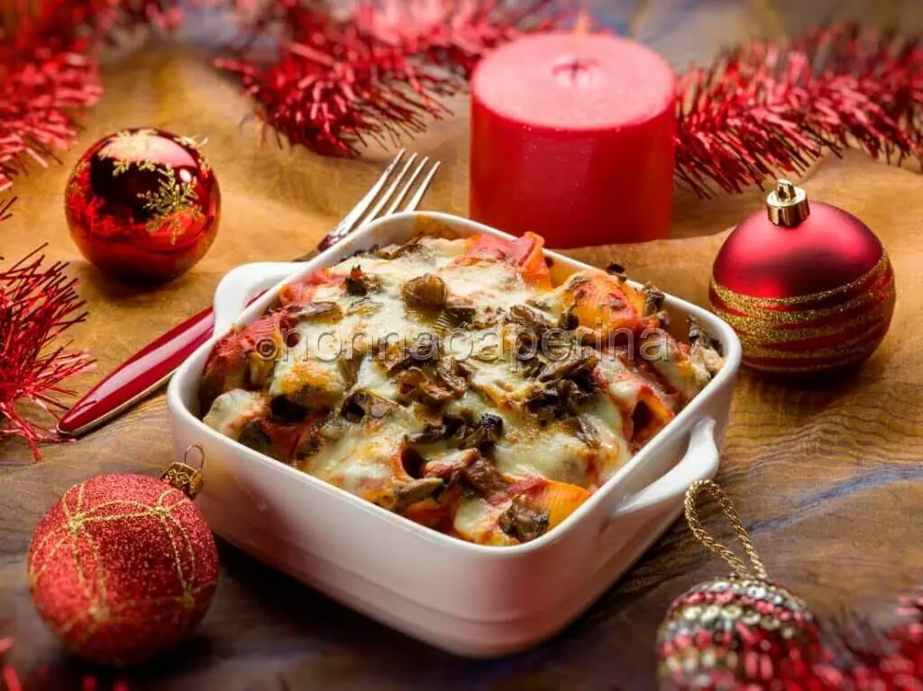 Un primo piatto delizioso e speciale? Ecco i lumaconi al forno con funghi e mozzarella!
