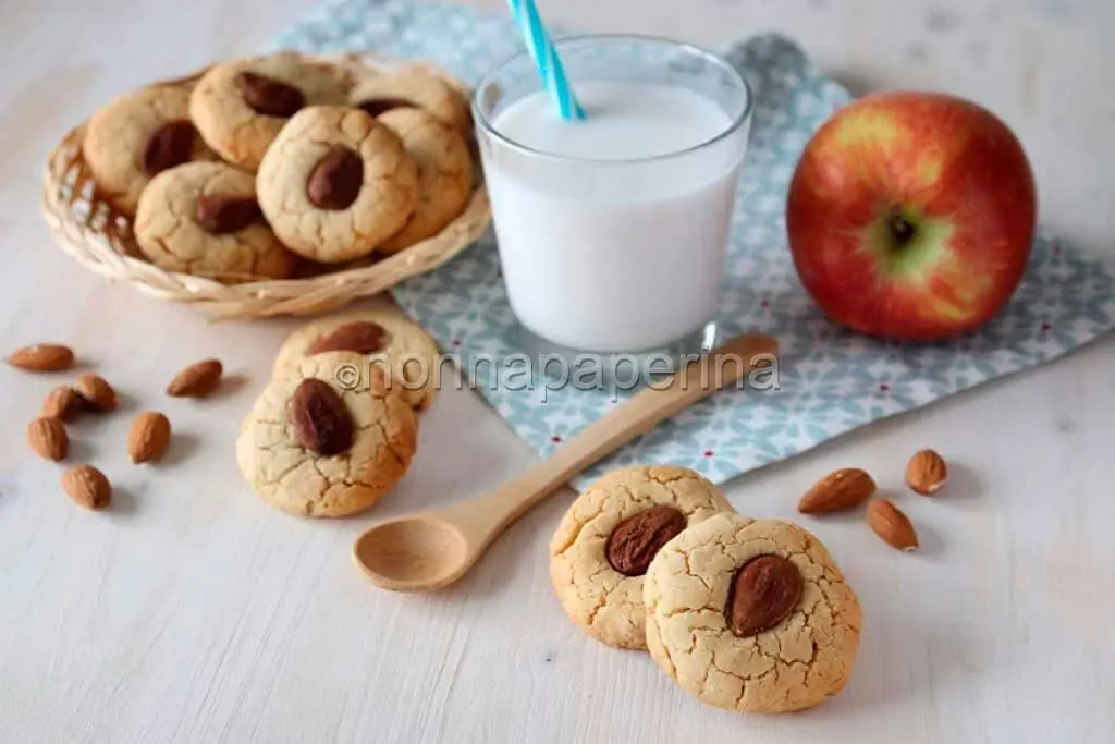 Una buona colazione con biscotti di mandorla e mela per tutta la famiglia