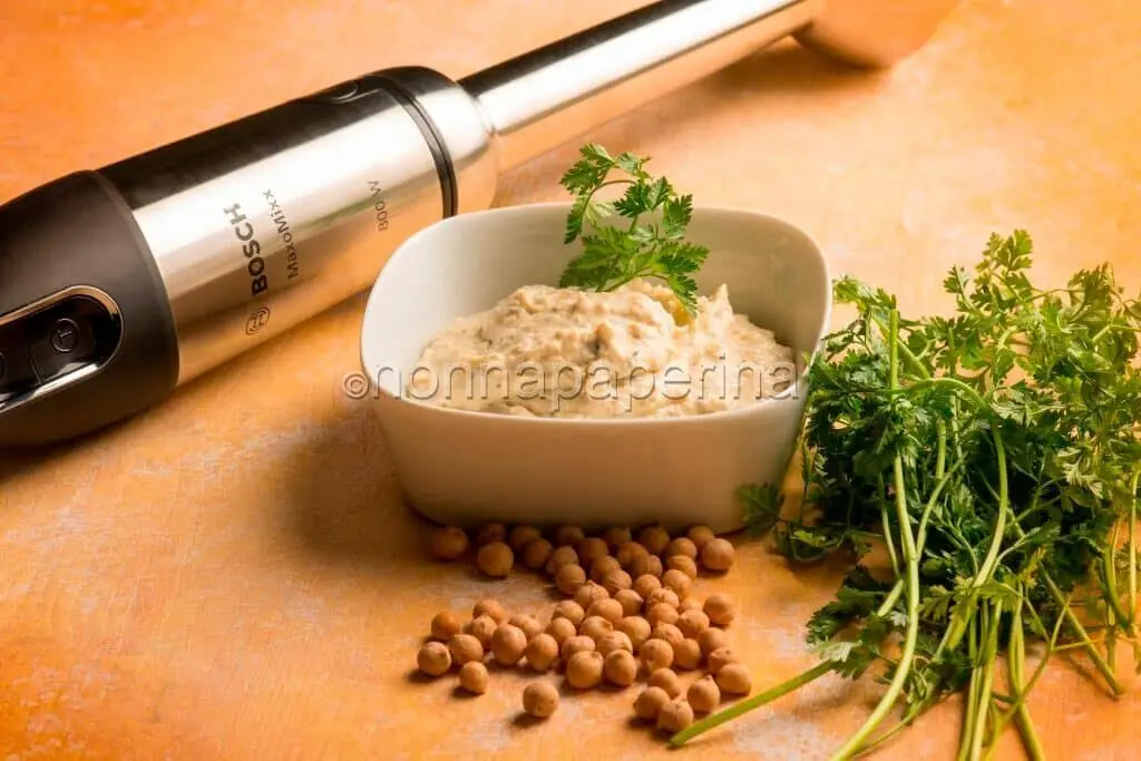Una crema gustosa diversa? Ecco l’hummus di ceci alle erbe